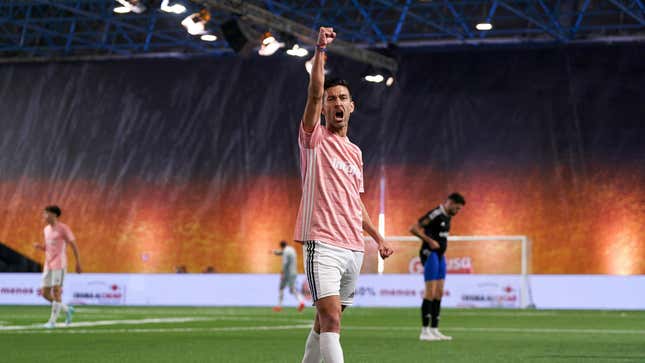 A member of Iker Casillas' 1K pumps his fist in the air in a Kings League soccer game.