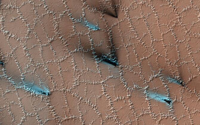 Cracks in Martian ice